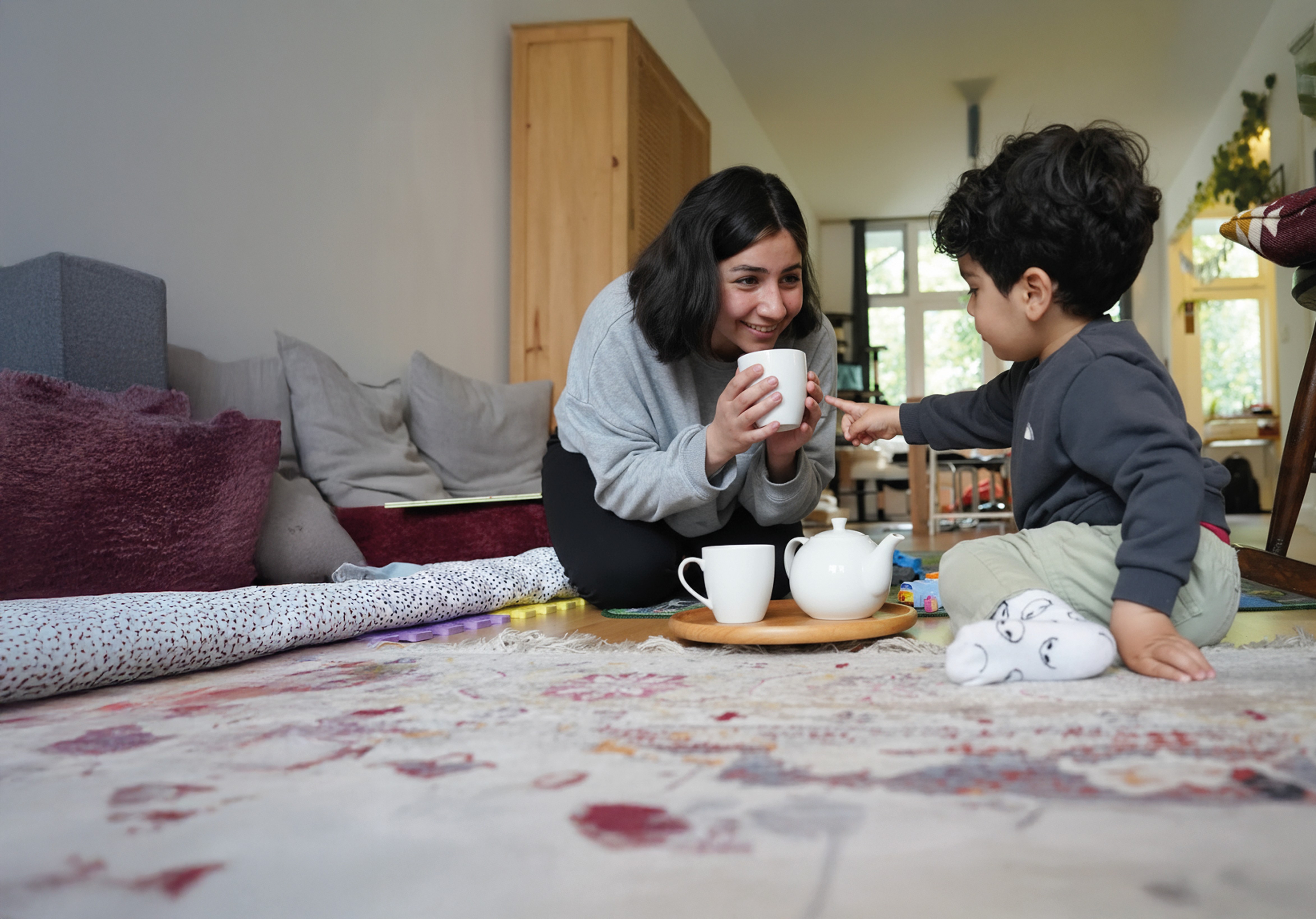 Moeder en kind drinken thee